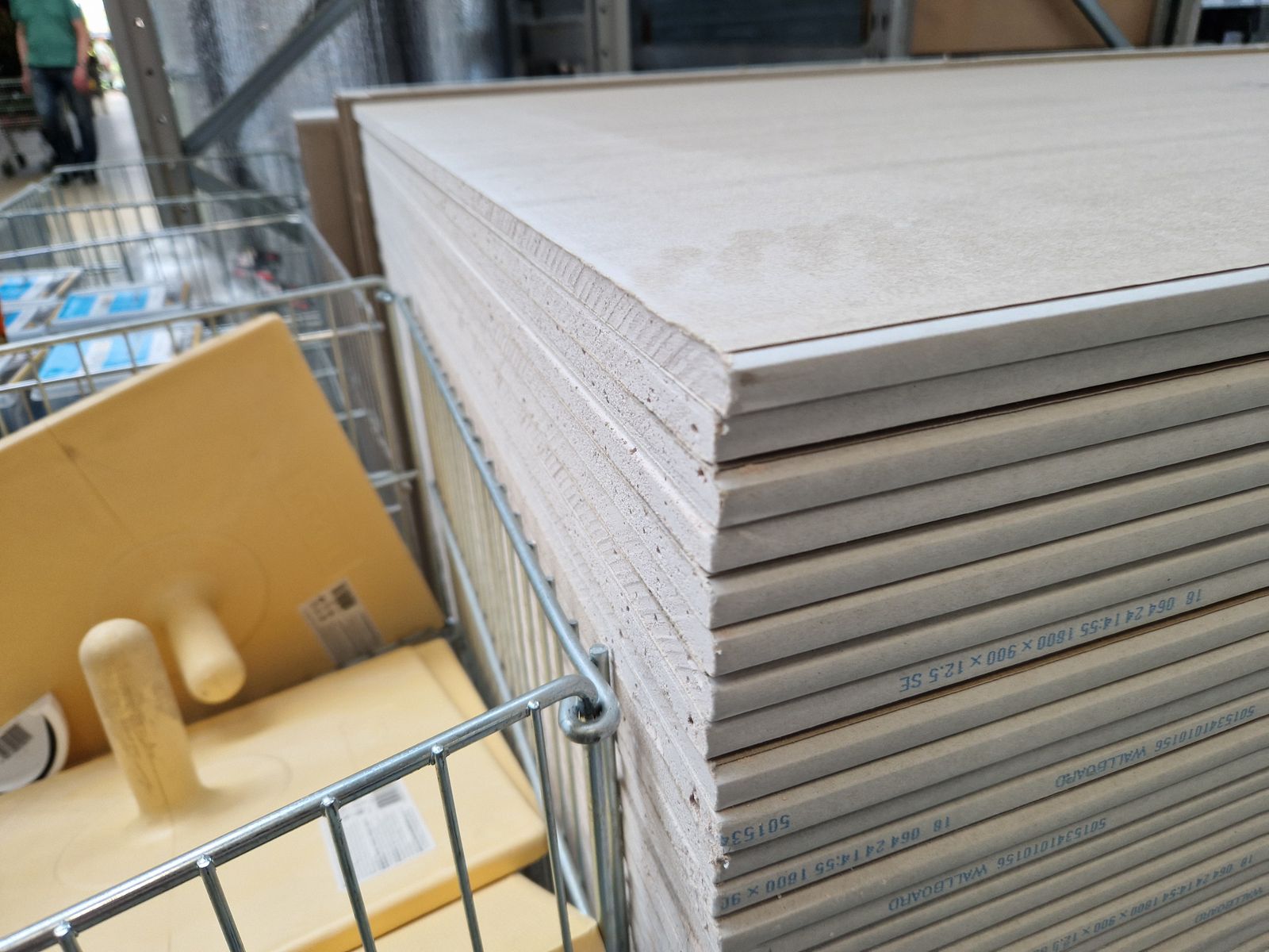 Plaques de plâtre empilées sur un chantier, matériau utilisé pour les cloisons sèches